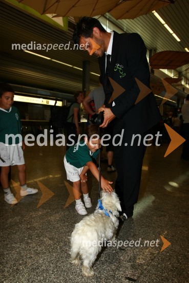 Aleksander Radosavljevič, član slovenske nogometne reprezentance ter sinova Aleks in ŠtefanOdhod Slovenske nogometne reprezentance v Južno Afriško Republiko