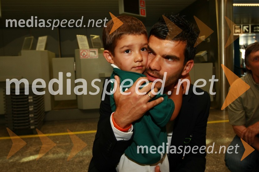 Aleksander Radosavljevič, član slovenske nogometne reprezentance in sin ŠtefanOdhod Slovenske nogometne reprezentance v Južno Afriško Republiko