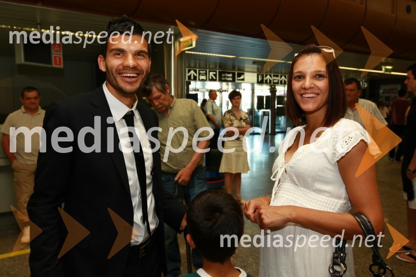 Aleksander Radosavljevič, član slovenske nogometne reprezentance in soproga SlađanaOdhod Slovenske nogometne reprezentance v Južno Afriško Republiko