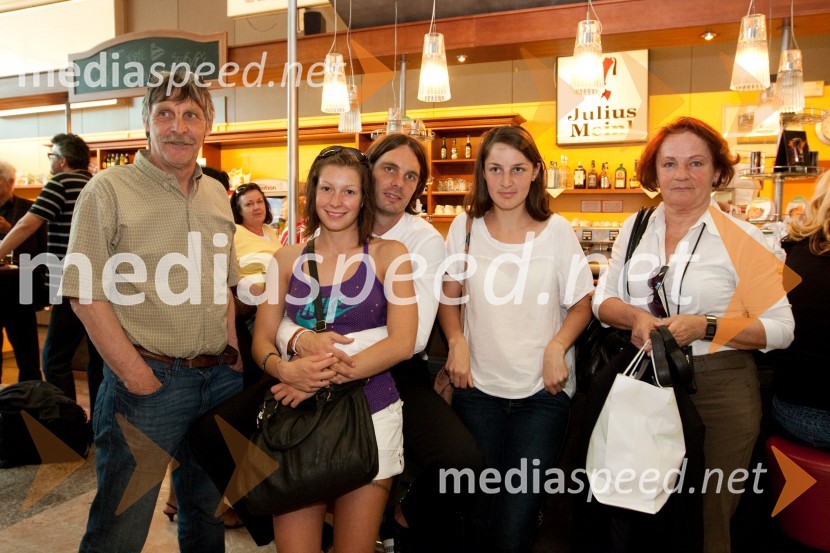 Marko Šuler, član slovenske nogometne reprezentance in njegova spremljevalka ter staršiOdhod Slovenske nogometne reprezentance v Južno Afriško Republiko