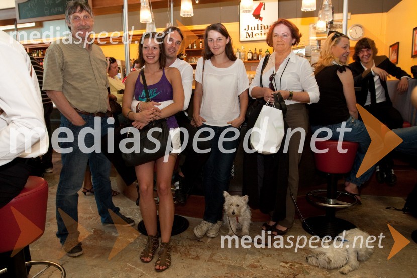 Markov oče Jura,Marko Šuler, član slovenske nogometne reprezentance, punca Tanja, Markova sestra Anja, Markova mama Palčka ter psa Mimi in ElaOdhod Slovenske nogometne reprezentance v Južno Afriško Republiko