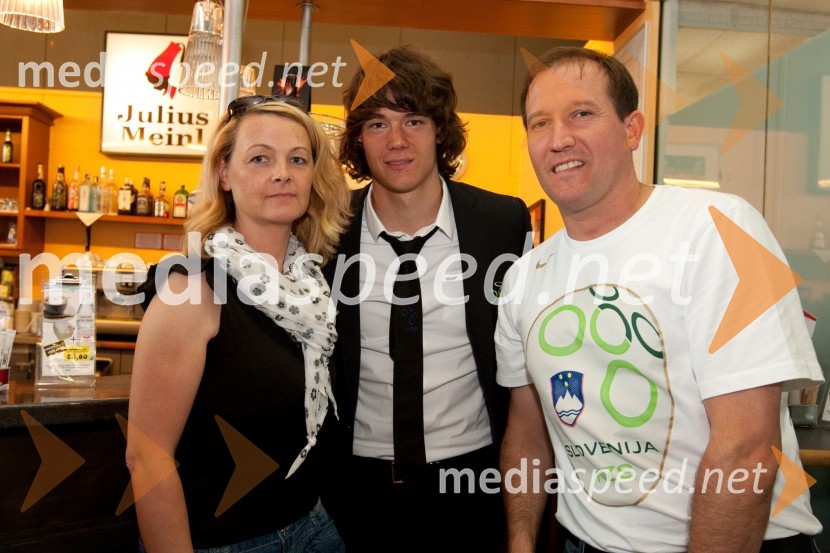 Rene Krhin, član slovenske nogometne reprezentance, mama Suzana in oče RobertOdhod Slovenske nogometne reprezentance v Južno Afriško Republiko