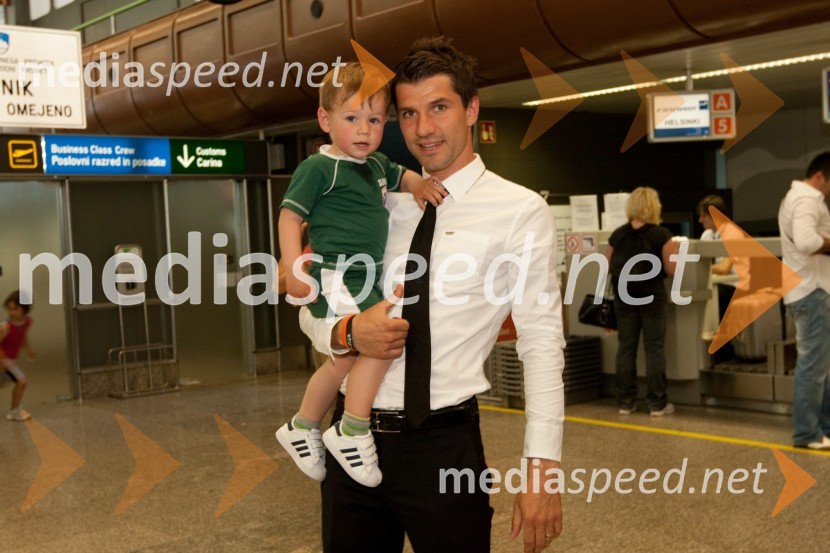 Dalibor Stevanović, član slovenske nogometne reprezentance in sin AdrianOdhod Slovenske nogometne reprezentance v Južno Afriško Republiko