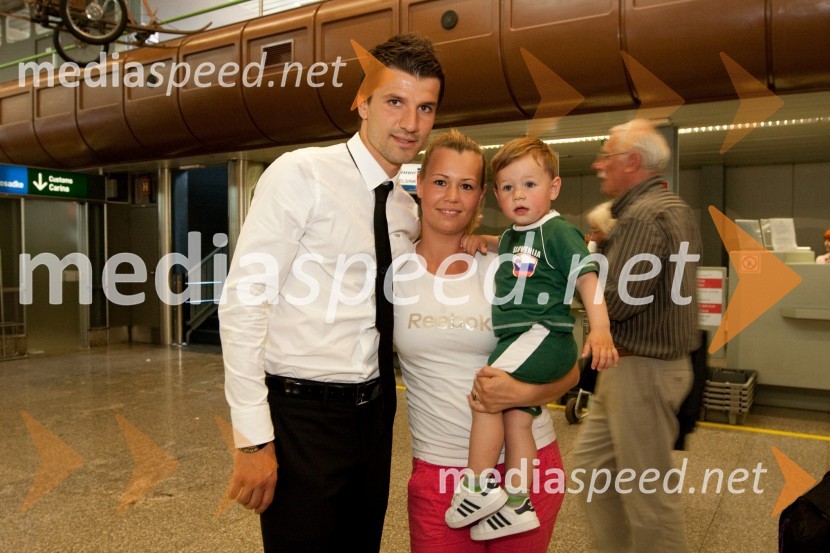 Dalibor Stevanović, član slovenske nogometne reprezentance, njegova soproga Mirjana ter sin AdrianOdhod Slovenske nogometne reprezentance v Južno Afriško Republiko