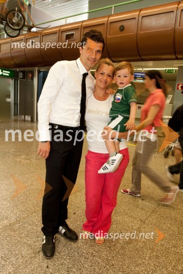 Dalibor Stevanović, član slovenske nogometne reprezentance, njegova soproga Mirjana ter sin AdrianOdhod Slovenske nogometne reprezentance v Južno Afriško Republiko