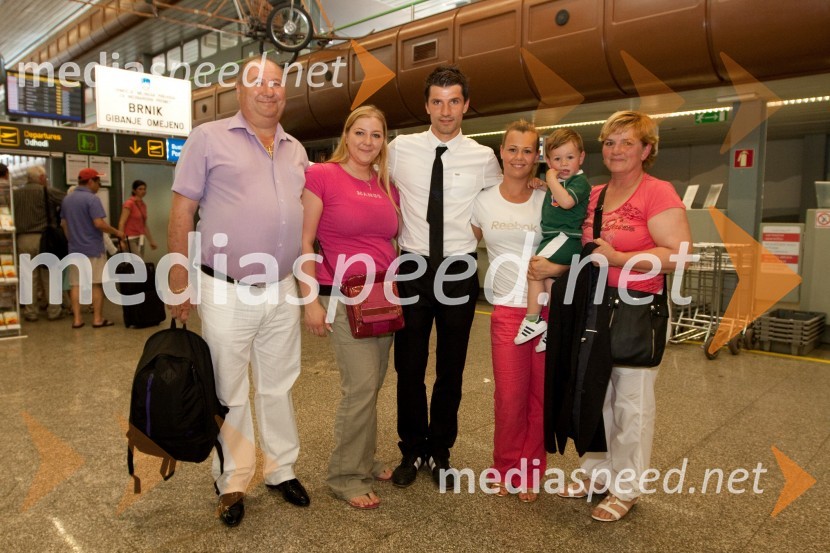 Daliborjev oče Stojan, Daliborjeva sestra Svetlana, Dalibor Stevanović, član slovenske nogometne reprezentance, soproga Mirjana, sin Adrian in Daliborjeva mama JosipaOdhod Slovenske nogometne reprezentance v Južno Afriško Republiko