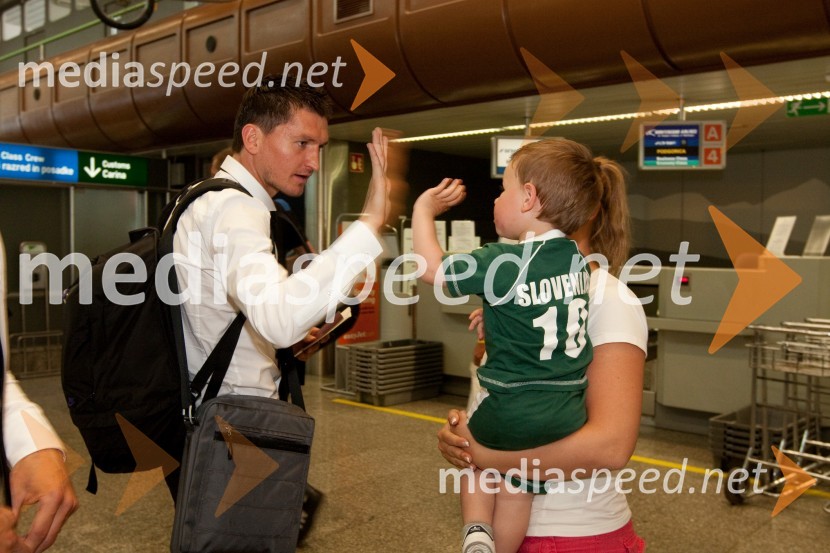 Andraž Kirm, član slovenske nogometne reprezentance in Adrian, sin Daliborja StevanovićaOdhod Slovenske nogometne reprezentance v Južno Afriško Republiko
