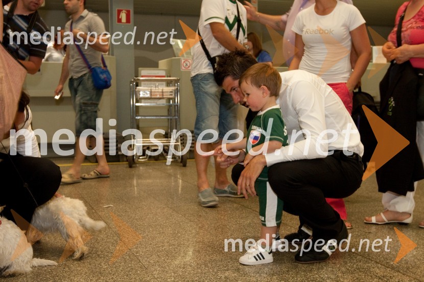 Dalibor Stevanović, član slovenske nogometne reprezentance in sin AdrianOdhod Slovenske nogometne reprezentance v Južno Afriško Republiko