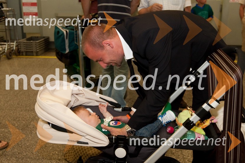 Mišo Brečko, član slovenske nogometne reprezentance in sin MarkOdhod Slovenske nogometne reprezentance v Južno Afriško Republiko