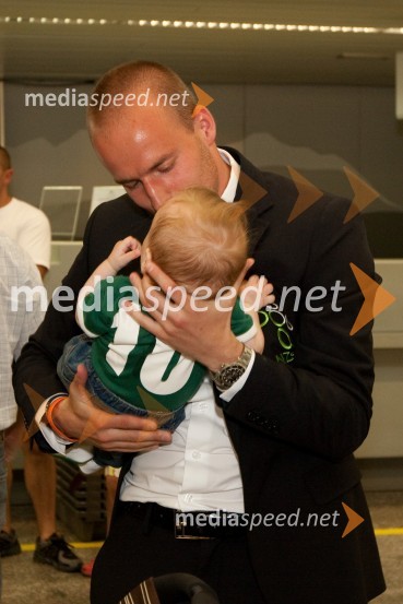 Mišo Brečko, član slovenske nogometne reprezentance in sin MarkOdhod Slovenske nogometne reprezentance v Južno Afriško Republiko