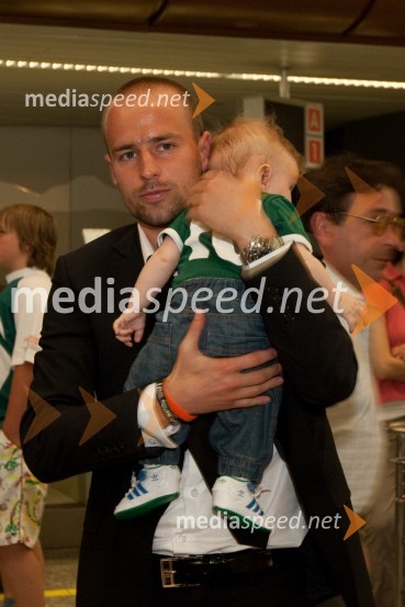 Mišo Brečko, član slovenske nogometne reprezentance in sin MarkOdhod Slovenske nogometne reprezentance v Južno Afriško Republiko