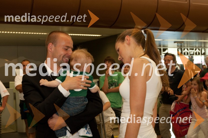 Mišo Brečko, član slovenske nogometne reprezentance, sin Mark in njegova soproga TamaraOdhod Slovenske nogometne reprezentance v Južno Afriško Republiko