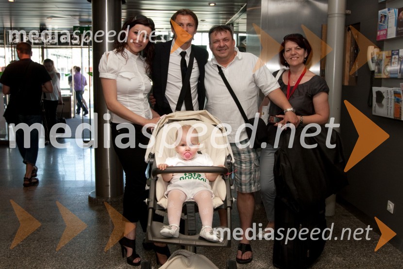 Zlatko Dedič, član slovenske nogometne reprezentance, žena Melisa, hči Sara ter oče Nurija in mama ZlatkaOdhod Slovenske nogometne reprezentance v Južno Afriško Republiko