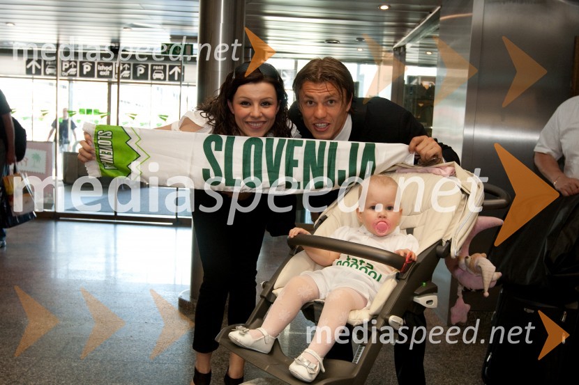 Zlatko Dedič, član slovenske nogometne reprezentance, žena Melisa in hči SaraOdhod Slovenske nogometne reprezentance v Južno Afriško Republiko