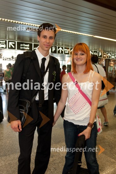 Miran Kovačič, fizioterapevt slovenske nogometne reprezentance in punca MancaOdhod Slovenske nogometne reprezentance v Južno Afriško Republiko