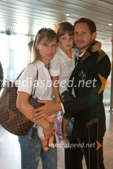 Andrej Komac, član slovenske nogometne reprezentance, njegova soproga Tea in hči TajaOdhod Slovenske nogometne reprezentance v Južno Afriško Republiko