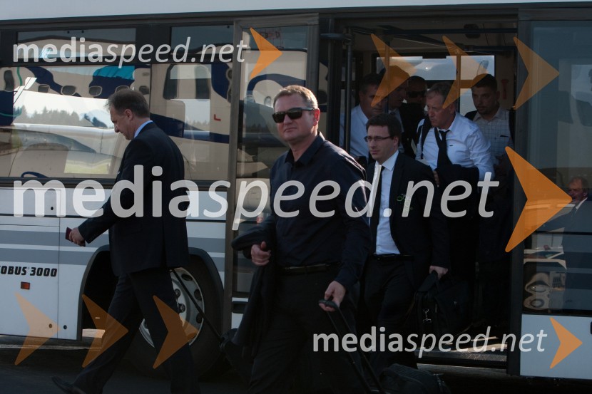 Ivan Simič, predsednik Nogometne zveze Slovenije in Matjaž Kek, selektor slovenske nogometne reprezentanceOdhod Slovenske nogometne reprezentance v Južno Afriško Republiko