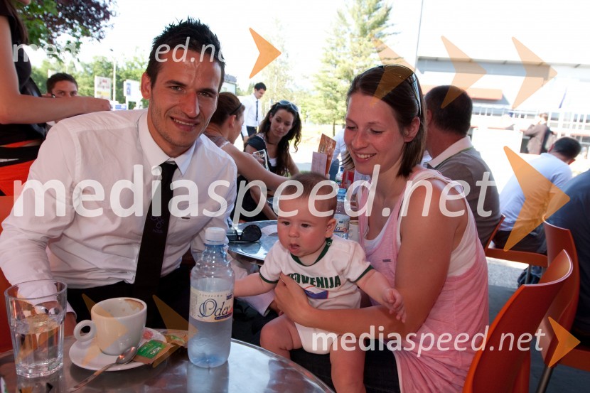 Zlatan Ljubijankič, član slovenske nogometne reprezentance in spremljevalka Manca ter hči AdelinaOdhod Slovenske nogometne reprezentance v Južno Afriško Republiko