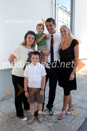 Jasminova sestra Jasmina, Jasminov brat Armin, Jasmin Handanovič, član slovenske nogometne reprezentance, sin Tanej in soproga TanjaOdhod Slovenske nogometne reprezentance v Južno Afriško Republiko