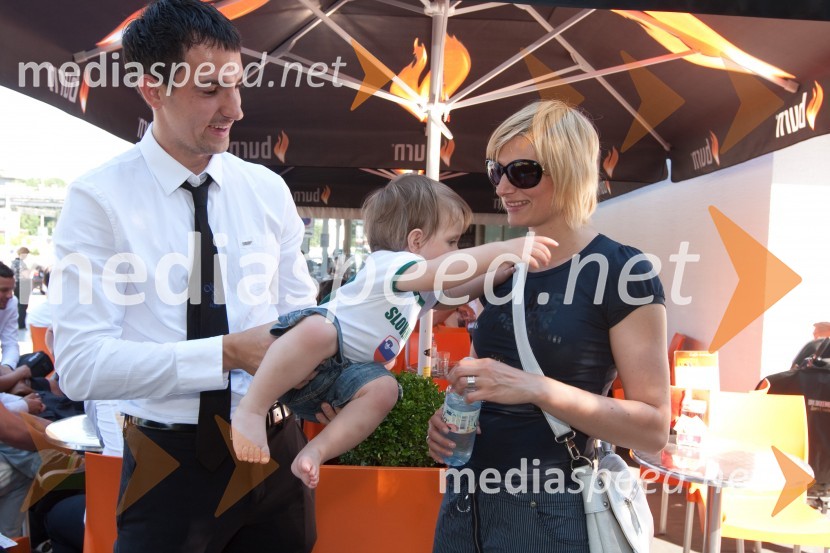 	Branko Ilič, član slovenske nogometne reprezentance, hči Tenea ter soproga SonjaOdhod Slovenske nogometne reprezentance v Južno Afriško Republiko