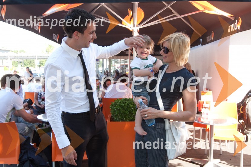 Branko Ilič, član slovenske nogometne reprezentance, hči Tenea ter soproga SonjaOdhod Slovenske nogometne reprezentance v Južno Afriško Republiko