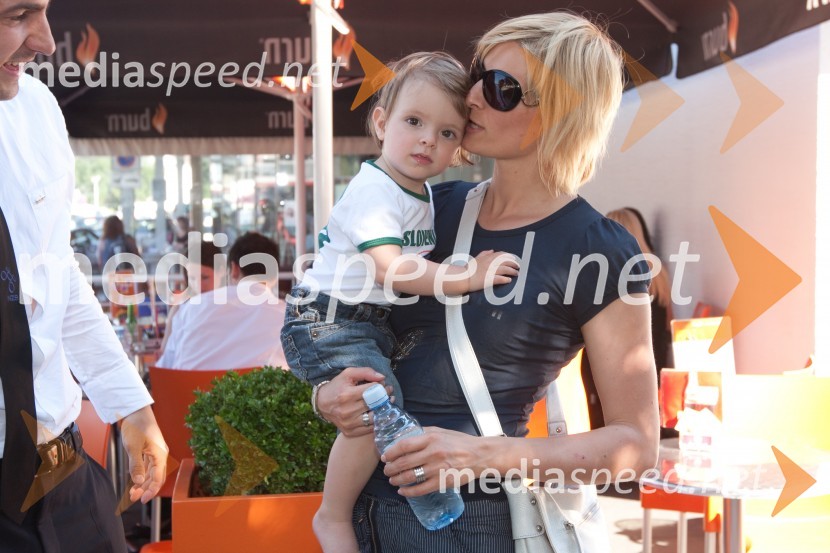 Tenea, hči Branka Iliča in soproga SonjaOdhod Slovenske nogometne reprezentance v Južno Afriško Republiko