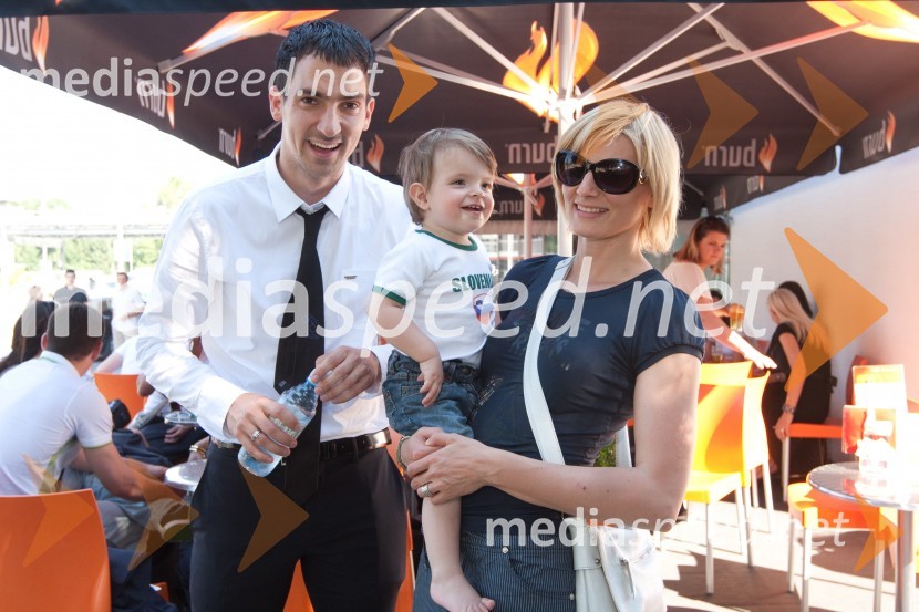 Branko Ilič, član slovenske nogometne reprezentance, hči Tenea ter soproga SonjaOdhod Slovenske nogometne reprezentance v Južno Afriško Republiko