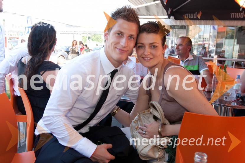 Valter Birsa, član slovenske nogometne reprezentance in punca MatejaOdhod Slovenske nogometne reprezentance v Južno Afriško Republiko