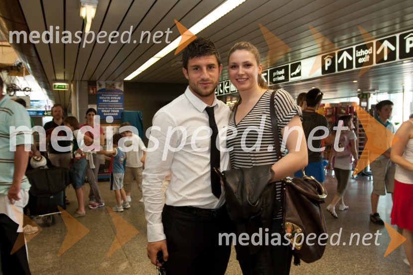 Bojan Jokič, član slovenske nogometne reprezentance in punca AnitaOdhod Slovenske nogometne reprezentance v Južno Afriško Republiko