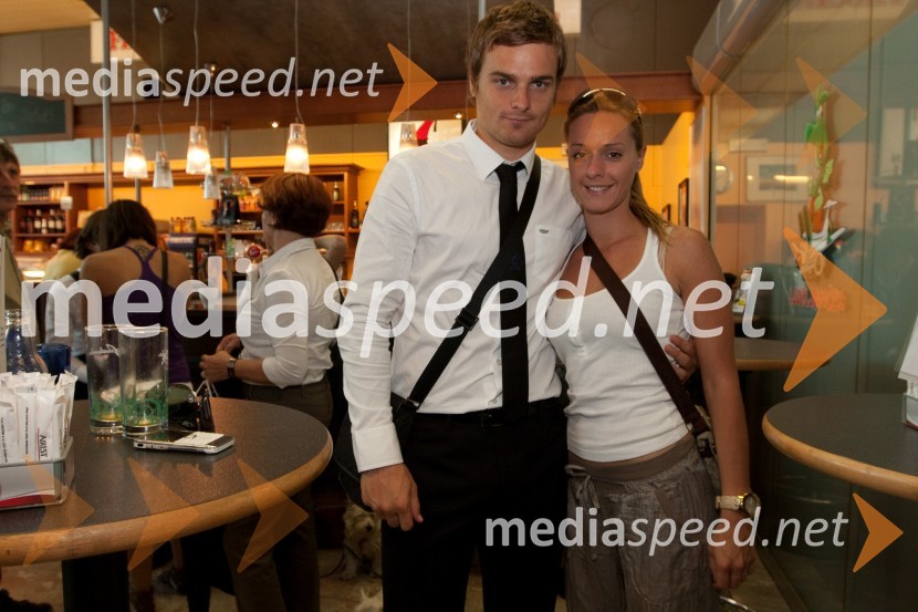 Nejc Pečnik, nogometaš in punca AnjaOdhod Slovenske nogometne reprezentance v Južno Afriško Republiko