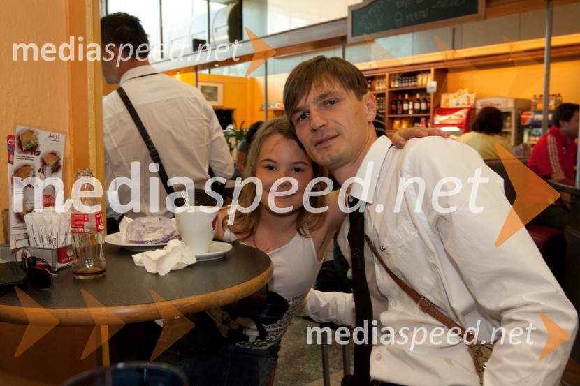 Milivoje Novakovič, član slovenske nogometne reprezentance in nečakinja AnaOdhod Slovenske nogometne reprezentance v Južno Afriško Republiko