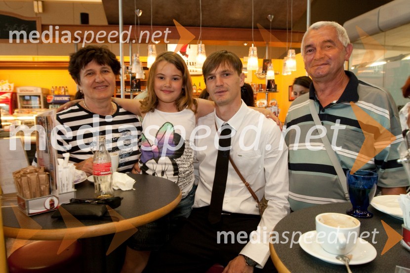 Milivoje Novakovič, član slovenske nogometne reprezentance, nečakinja Ana, mama Anđa in oče MiterOdhod Slovenske nogometne reprezentance v Južno Afriško Republiko
