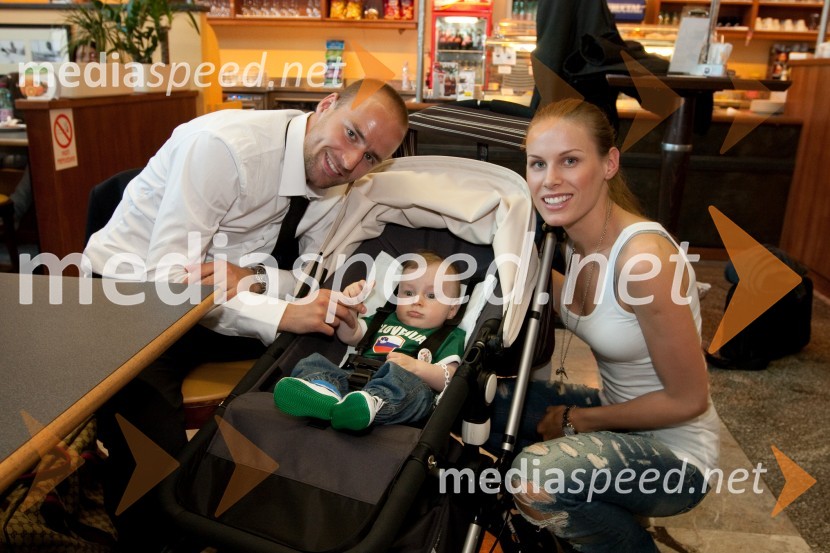 Mišo Brečko, član slovenske nogometne reprezentance, sin Mark in njegova soproga TamaraOdhod Slovenske nogometne reprezentance v Južno Afriško Republiko