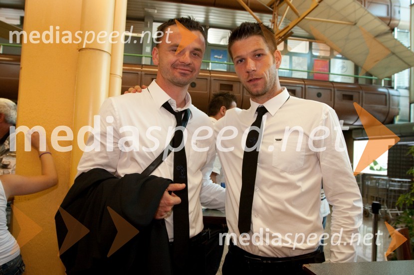 Suad Filekovič in Boštjan Cesar, člana slovenske nogometne reprezentanceOdhod Slovenske nogometne reprezentance v Južno Afriško Republiko