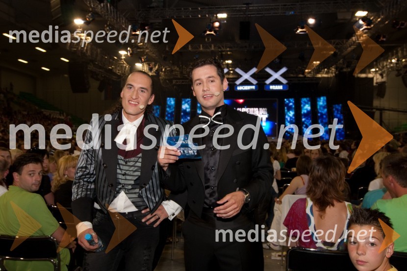 Vid Valič in Peter Poles, voditelja oddajeSlovenija ima talent, finale - Lina Kuduzovič je velika zmagovalka