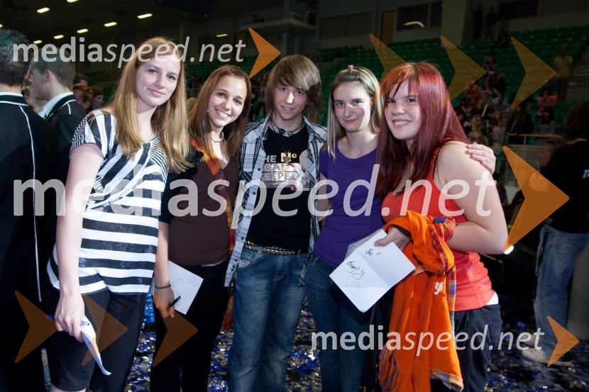 Peter Vode, finalist oddaje Slovenija ima talent in oboževalke 
Slovenija ima talent, finale - Lina Kuduzovič je velika zmagovalka