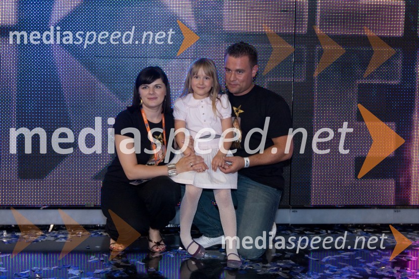 Lina Kuduzović, zmagovalka oddaje Slovenija ima talent in njeni staršiSlovenija ima talent, finale - Lina Kuduzovič je velika zmagovalka