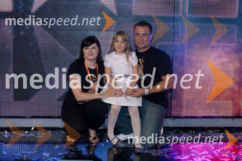 Lina Kuduzović, zmagovalka oddaje Slovenija ima talent in njeni staršiSlovenija ima talent, finale - Lina Kuduzovič je velika zmagovalka