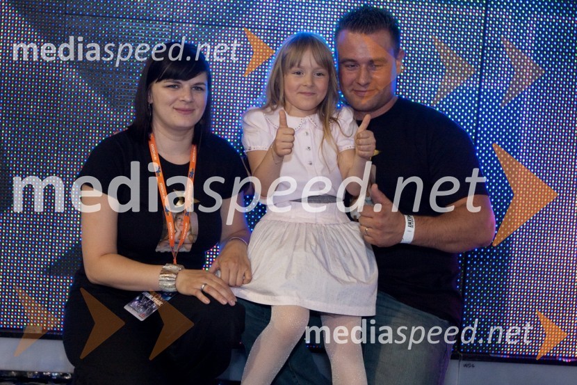 Lina Kuduzović, zmagovalka oddaje Slovenija ima talent in njeni staršiSlovenija ima talent, finale - Lina Kuduzovič je velika zmagovalka