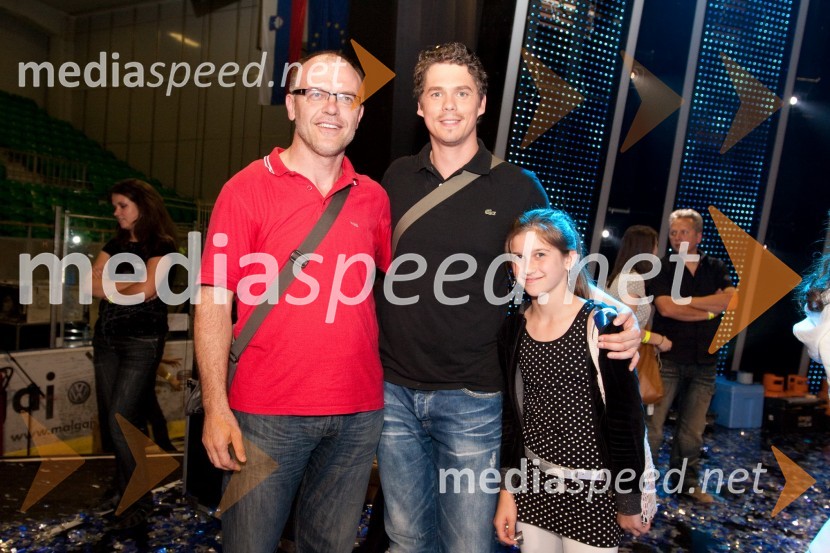 Boris Keuc, oče Maje Keuc in Boštjan Bračič, tekmovalec oddaje Slovenija ima talent in Mojca, sestra Maje KeucSlovenija ima talent, finale - Lina Kuduzovič je velika zmagovalka