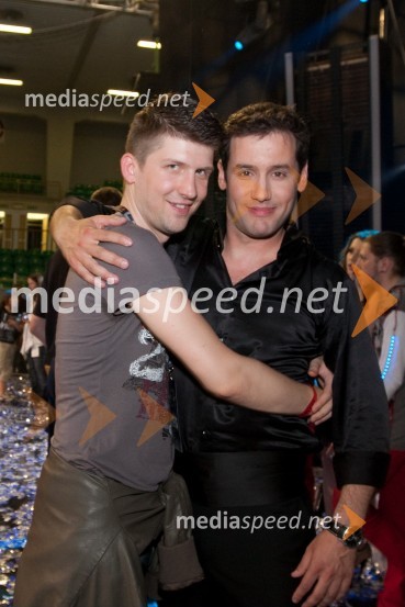 Tomaž Mihelič - Marlenna, pevec in novinar in Peter Poles, voditelj oddajeSlovenija ima talent, finale - Lina Kuduzovič je velika zmagovalka