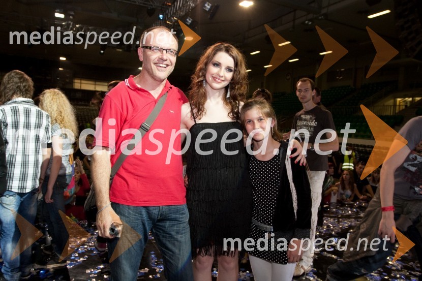 Maja Keuc, finalistka oddaje Slovenija ima talent, oče Boris in sestra MojcaSlovenija ima talent, finale - Lina Kuduzovič je velika zmagovalka