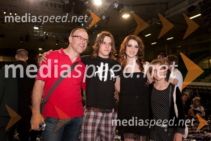 Majin oče Boris, Majin fant Tim Kores, Maja Keuc, finalistka oddaje Slovenija ima talent in sestra MojcaSlovenija ima talent, finale - Lina Kuduzovič je velika zmagovalka