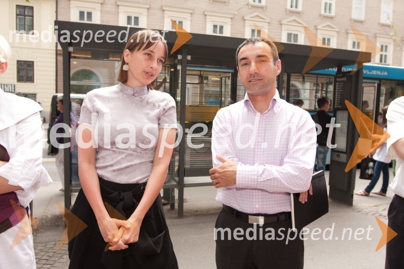 Staša Žunič, vodja knjigarne Konzorcij  in Ivan Gračan, direktor področja maloprodaje MKTSlavni berejo 2010