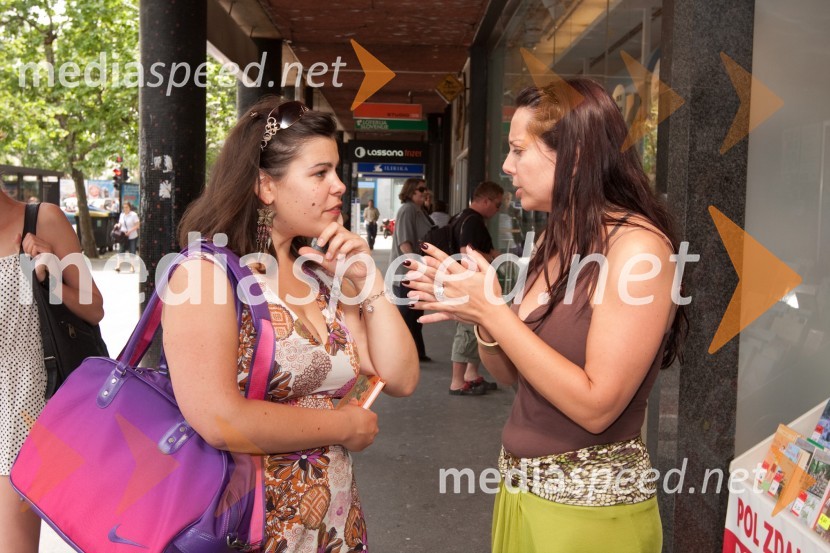 Ana Marija Mitič, stand up komičarka in Veronika Žajdela, moderatorka na Radio 1Slavni berejo 2010