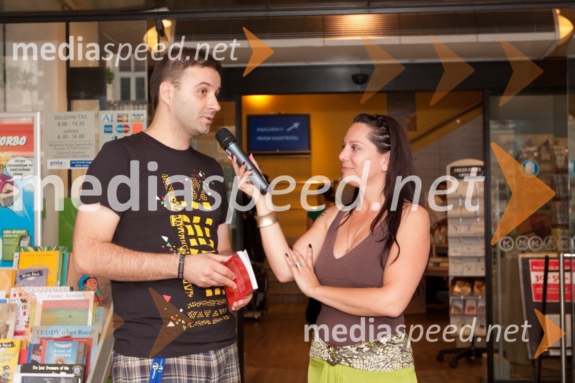 Sašo Đukič, kretivni producent Radia 1 in Veronika Žajdela, povezovalka prireditveSlavni berejo 2010