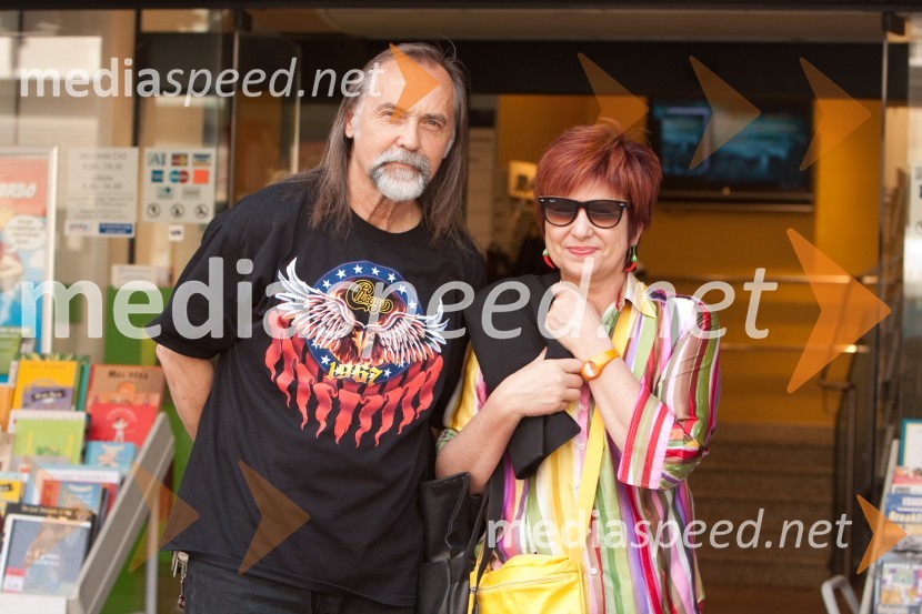 Dragan Bulič, glasbeni urednik na Val 202 in Majda Širca, ministrica za kulturoSlavni berejo 2010