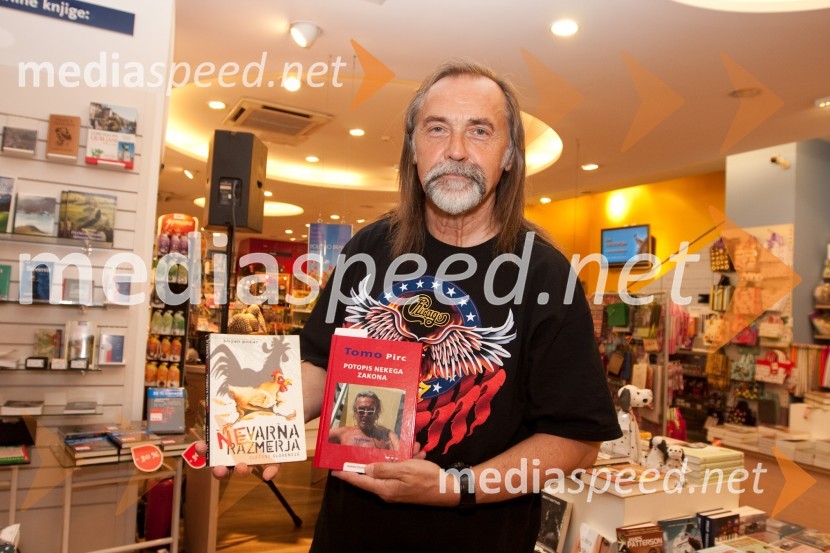 Dragan Bulič, glasbeni urednik na Val 202Slavni berejo 2010