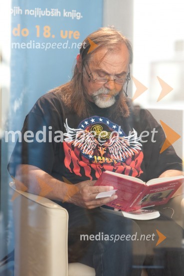 Dragan Bulič, glasbeni urednik na Val 202Slavni berejo 2010