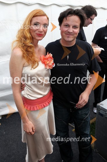 Mojca Mavec, povezovalka programa in Rok Golob, glasbenikSlovenski filharmoniki in Tony Cetinski, open air koncert